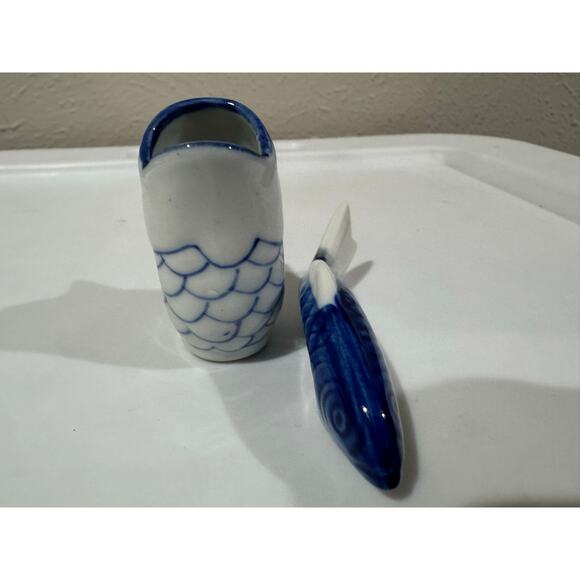 Japanese Chinoiserie Blue White Ceramic Fish - Picture 4 of 6